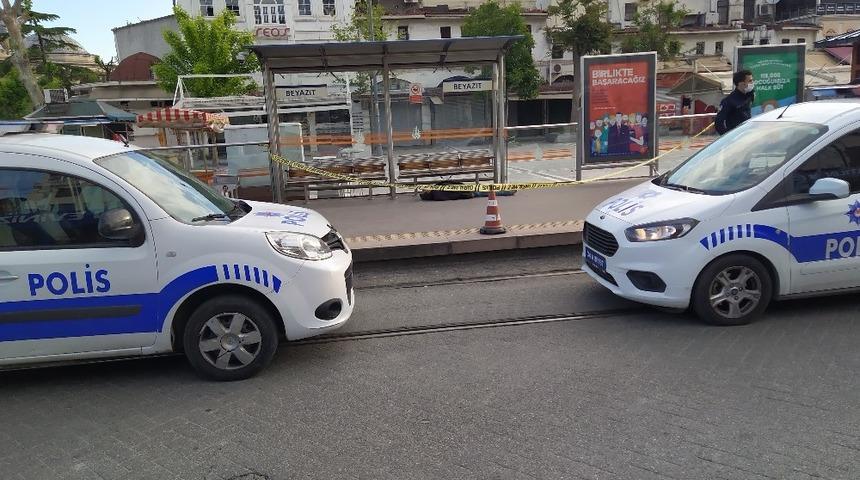 Fatih Beyazıt tramvay durağında erkek cesedi bulundu
