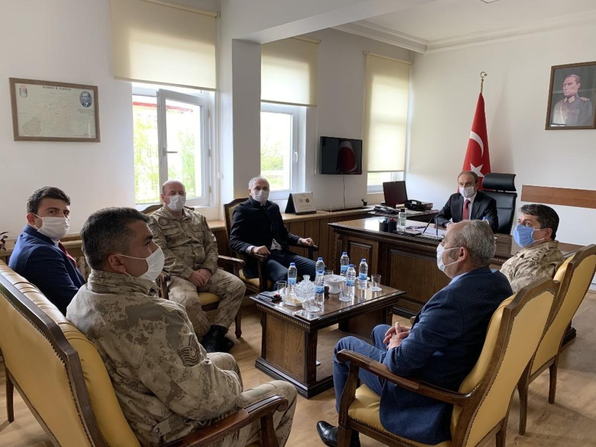 Vali Epcim, Aydıntepe&rsquo;de g&uuml;venlik g&uuml;&ccedil;leriyle bayramlaştı