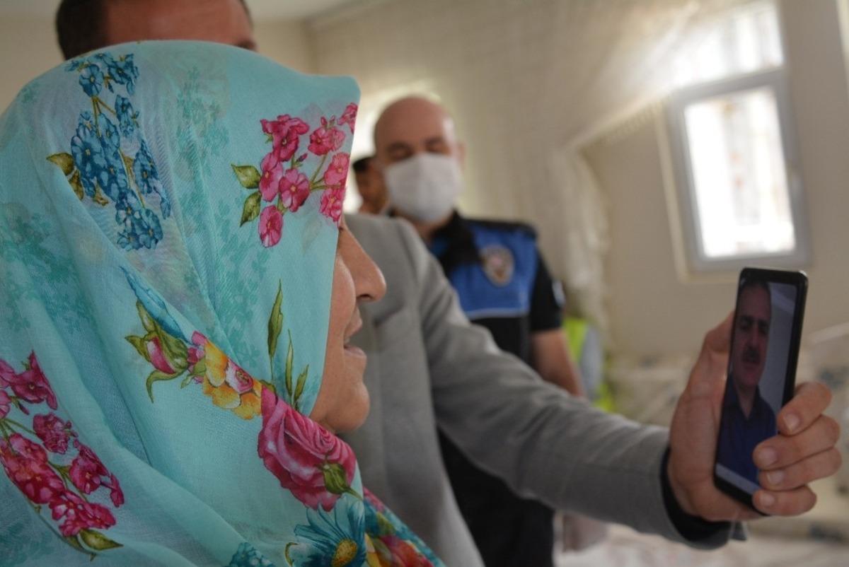 Vali Akbıyık, şehit ailelerini g&ouml;r&uuml;nt&uuml;l&uuml; arayıp bayramlarını kutladı