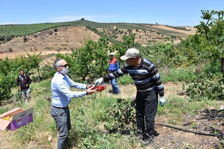 Bayramı tarlada geçiren çiftçilere ziyaret G4