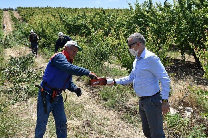 Bayramı tarlada geçiren çiftçilere ziyaret G5
