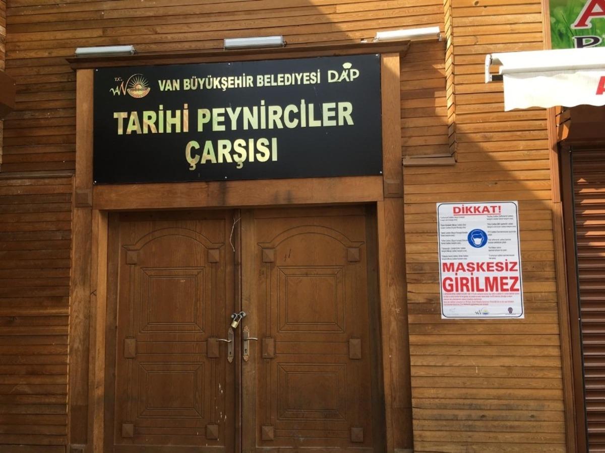 Van&rsquo;da korona vir&uuml;s&uuml; nedeniyle uyarı levhaları asıldı