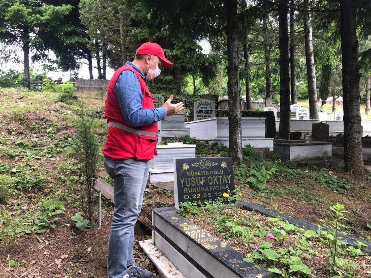 Kızılay y&ouml;netimi şehit mezarlarını ziyaret etti