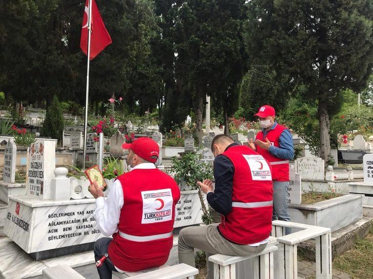 Kızılay yönetimi şehit mezarlarını ziyaret etti G3