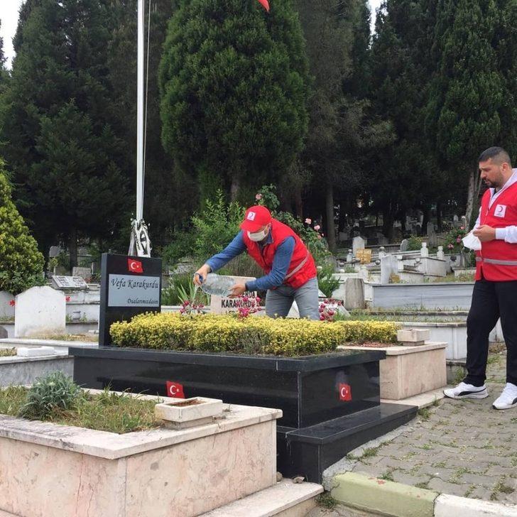 Kızılay yönetimi şehit mezarlarını ziyaret etti G5