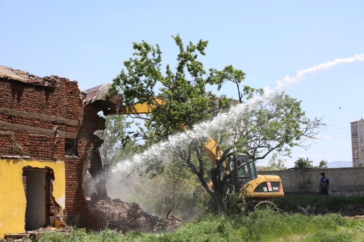 Melikgazi metruk binalardan temizleniyor