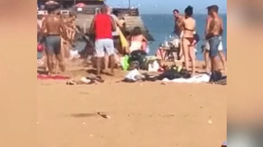 İngiltere&rsquo;de plajda kavga