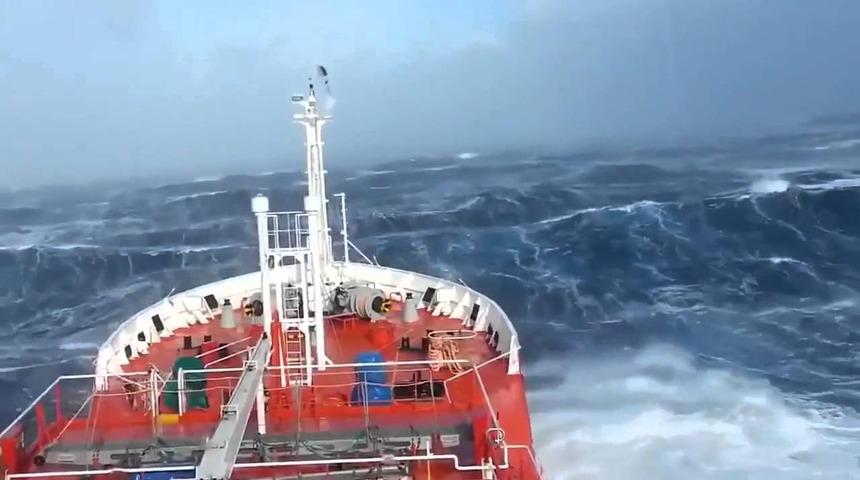 Dalgalarla boğuşan gemiden 40 konteyner suya d&uuml;şt&uuml;