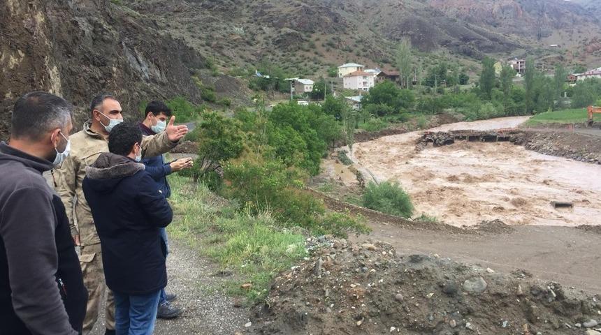 Kaymakam Eker, sel sonrası b&ouml;lgede incelemelerde bulundu