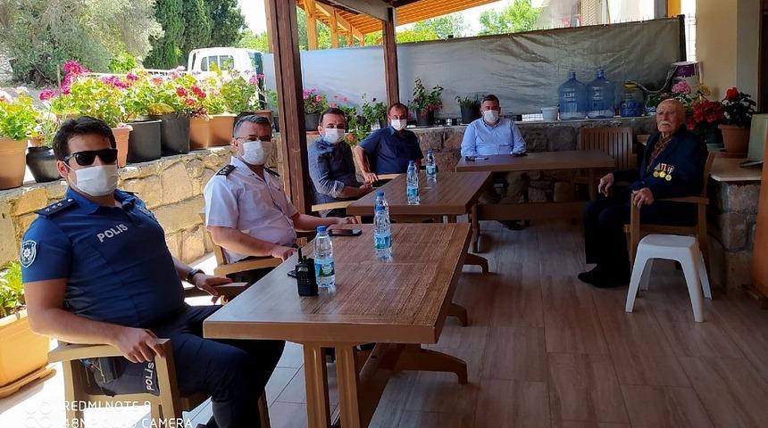 &Ccedil;eşme protokol&uuml;, Kore gazisini ziyaret ederek bayramlaştı