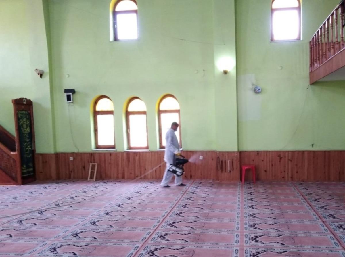 Tuşba&rsquo;da ibadete a&ccedil;ılacak camiler dezenfekte ediliyor