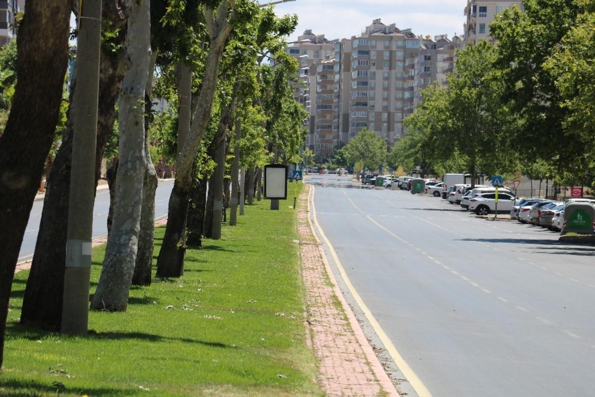Sokaklar sessizliğe b&uuml;r&uuml;nd&uuml;