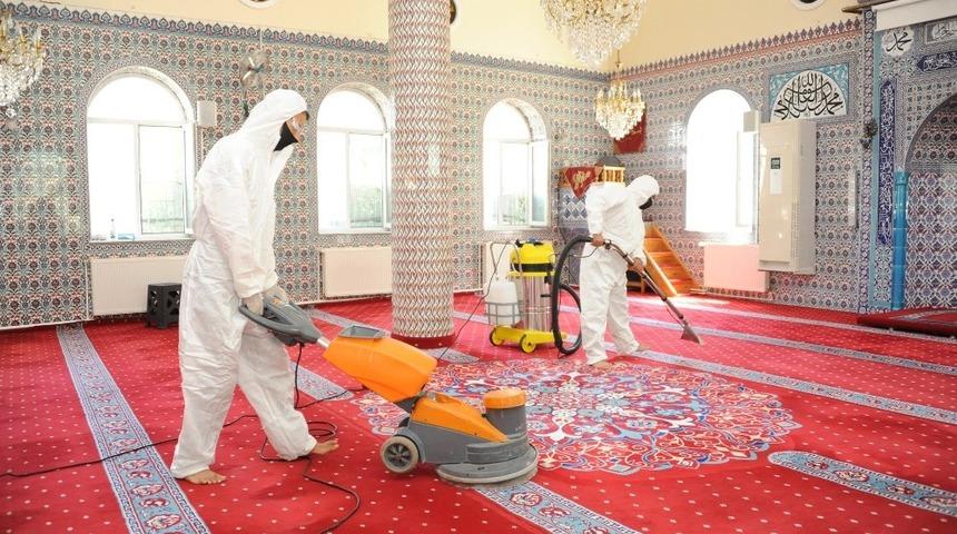 Bal&ccedil;ova&rsquo;da ibadete a&ccedil;ılacak camilere toplu temizlik