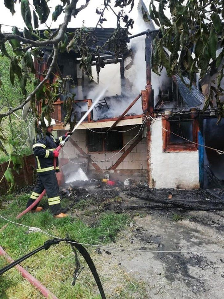 Bolu’da iki katlı ahşap ev yangında kullanılmaz hale geldi G2