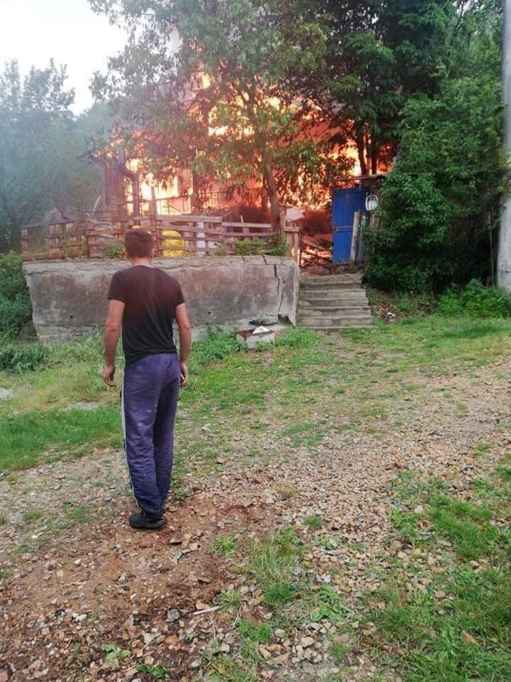 Bolu’da iki katlı ahşap ev yangında kullanılmaz hale geldi G3