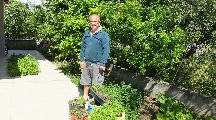 Burhaniyeli vatandaş bah&ccedil;esinde &uuml;rettiği sebze fidelerini komşularına dağıtyor