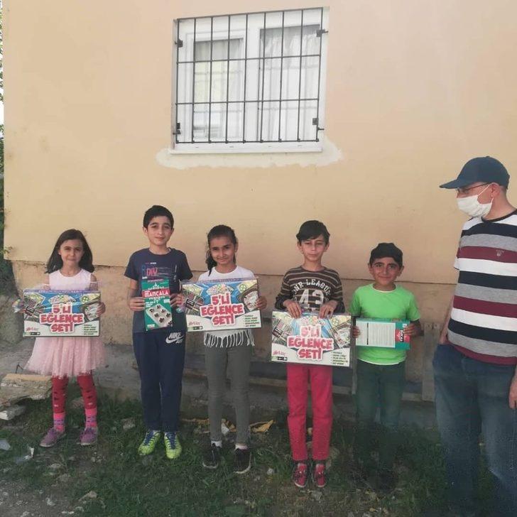 Çağlayan İlkokulu idaresi ve öğretmenleri öğrencilerini evlerinde ziyaret etti G1