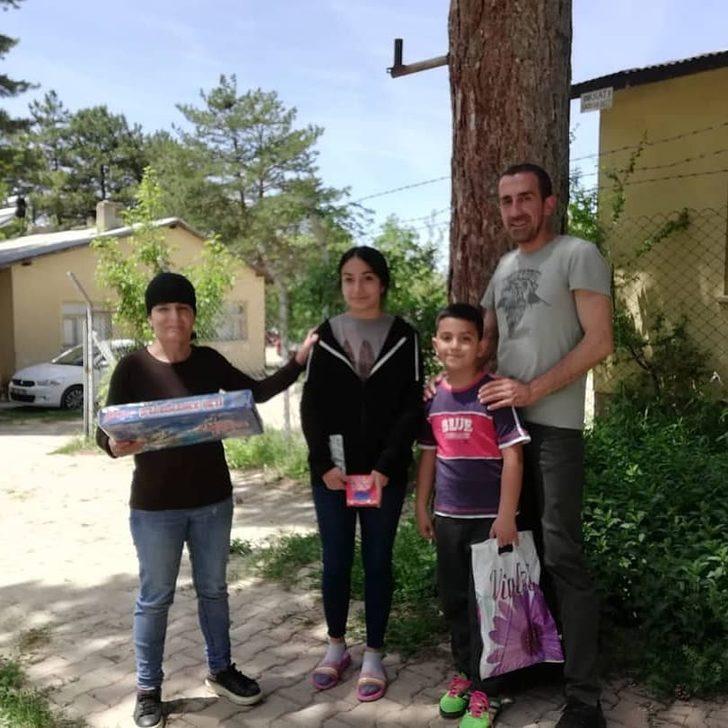 Çağlayan İlkokulu idaresi ve öğretmenleri öğrencilerini evlerinde ziyaret etti G2