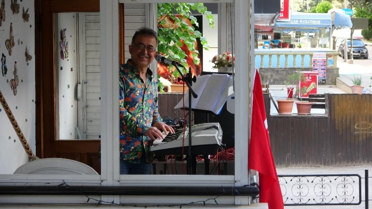 Bayramda evde kalan komşularına balkondan konser verdi