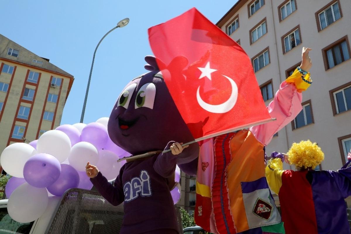 Afyonkarahisar&rsquo;da bayram coşkusu balkonlara taşındı