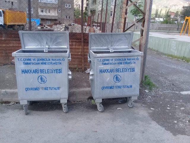 Hakkari caddeleri yeni çöp konteynerlerine kavuştu