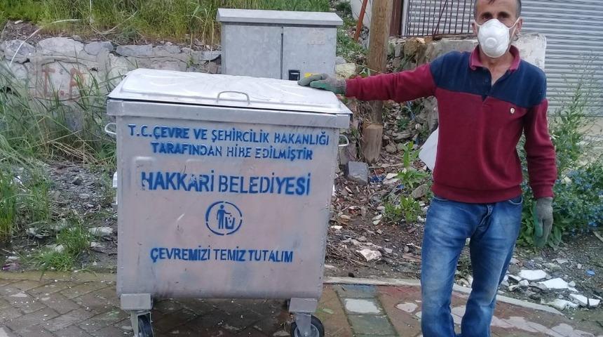 Hakkari caddeleri yeni &ccedil;&ouml;p konteynerlerine kavuştu
