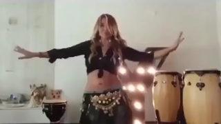 Yonca Evcimik'ten oryantal şov