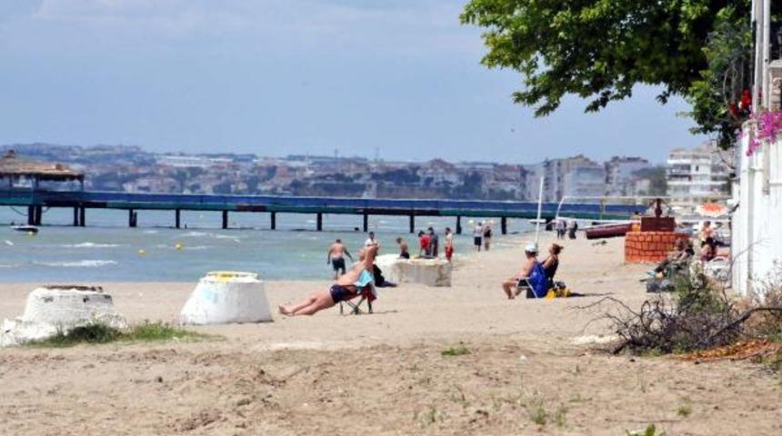 Yer: İstanbul! Sokağa &ccedil;ıkma yasağına rağmen denize girdiler