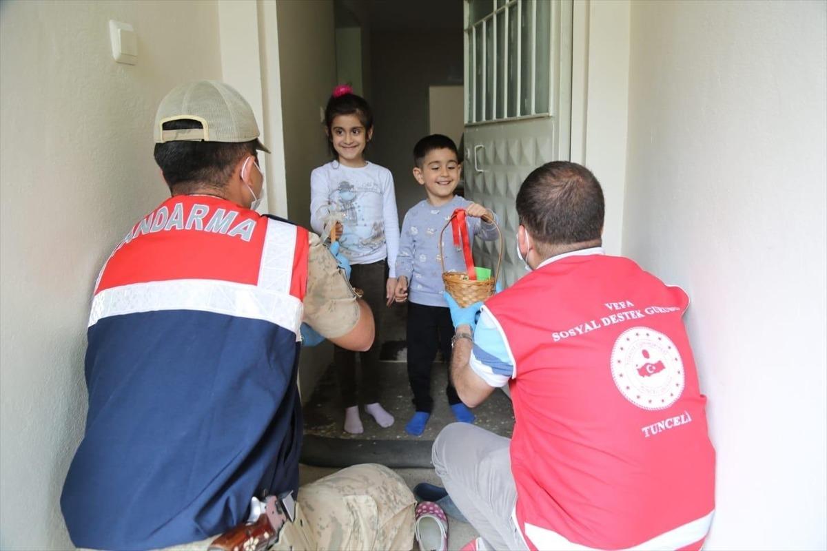 Mehmet&ccedil;ik'ten &ccedil;ocuklara bayram har&ccedil;lığı ve bayram şekeri s&uuml;rprizi