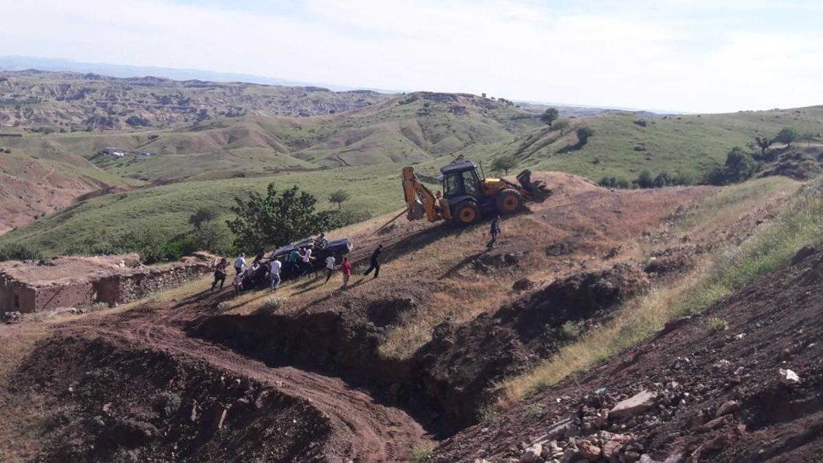 Lastiği patlayan ara&ccedil; şarampole yuvarlandı
