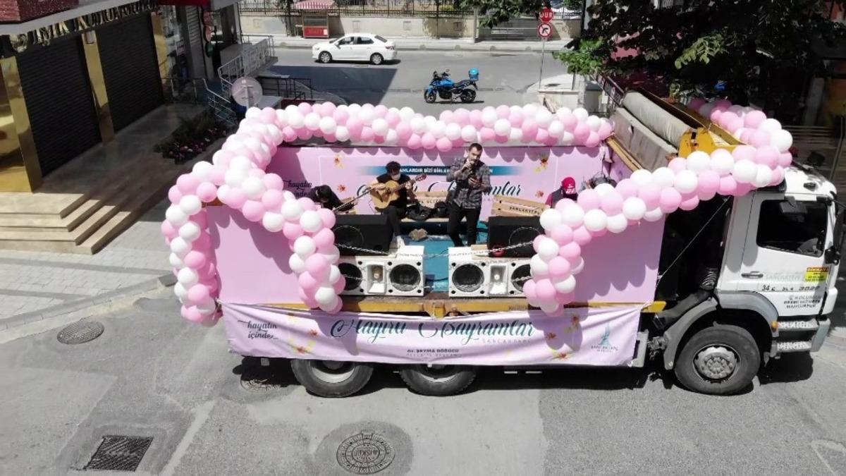 Sancaktepe&rsquo;de bayramda vatandaşlara gezici konser verildi