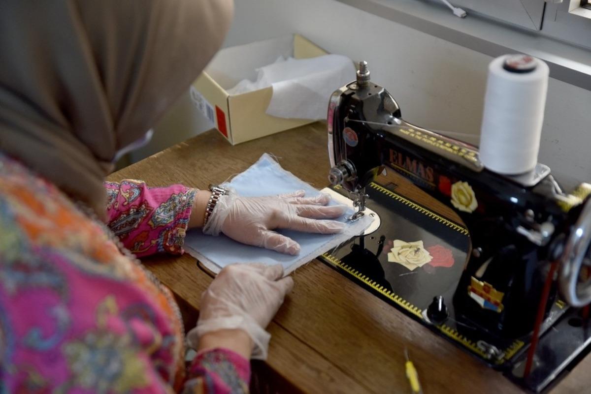 30 Belde Evi&rsquo;nde maske &uuml;retimi