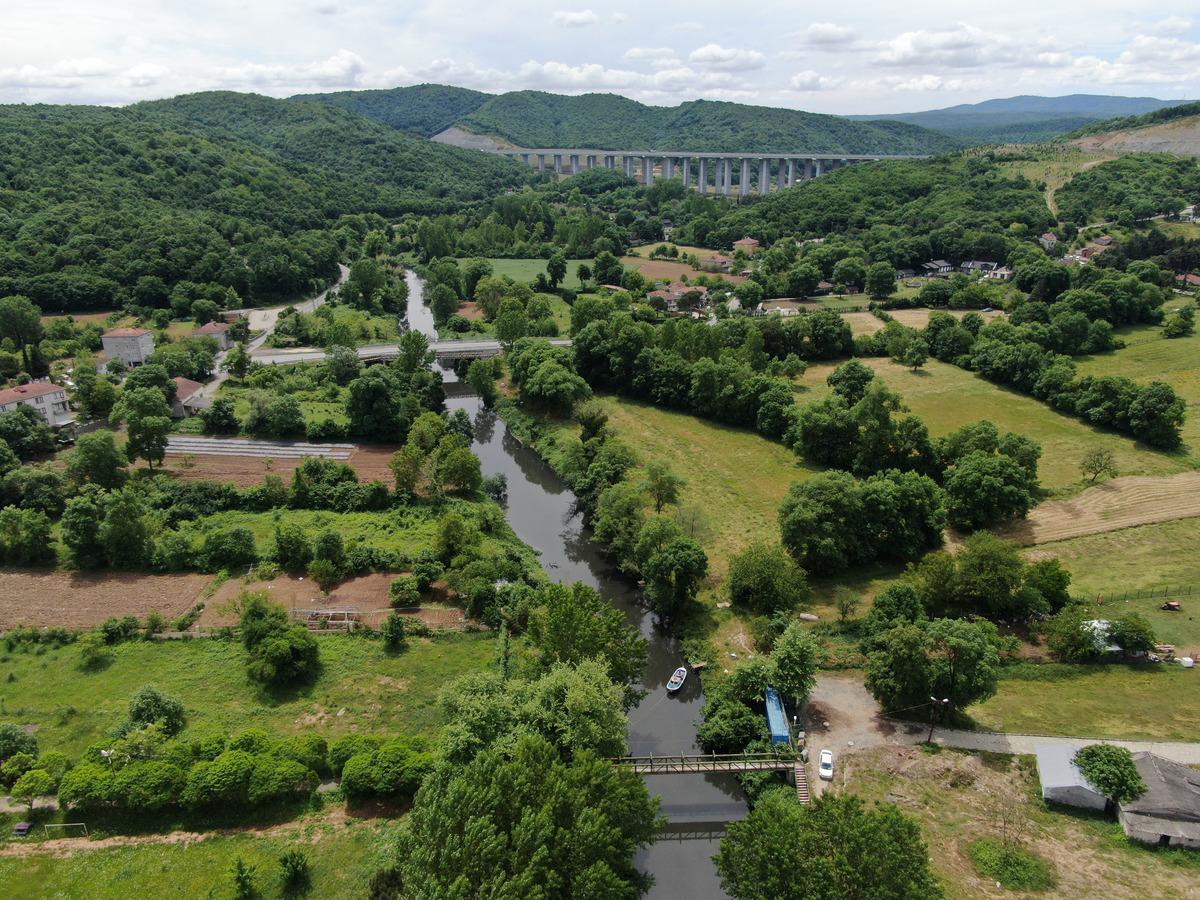 Korkutan g&ouml;r&uuml;nt&uuml;! Riva Deresi 1 ayda simsiyah oldu