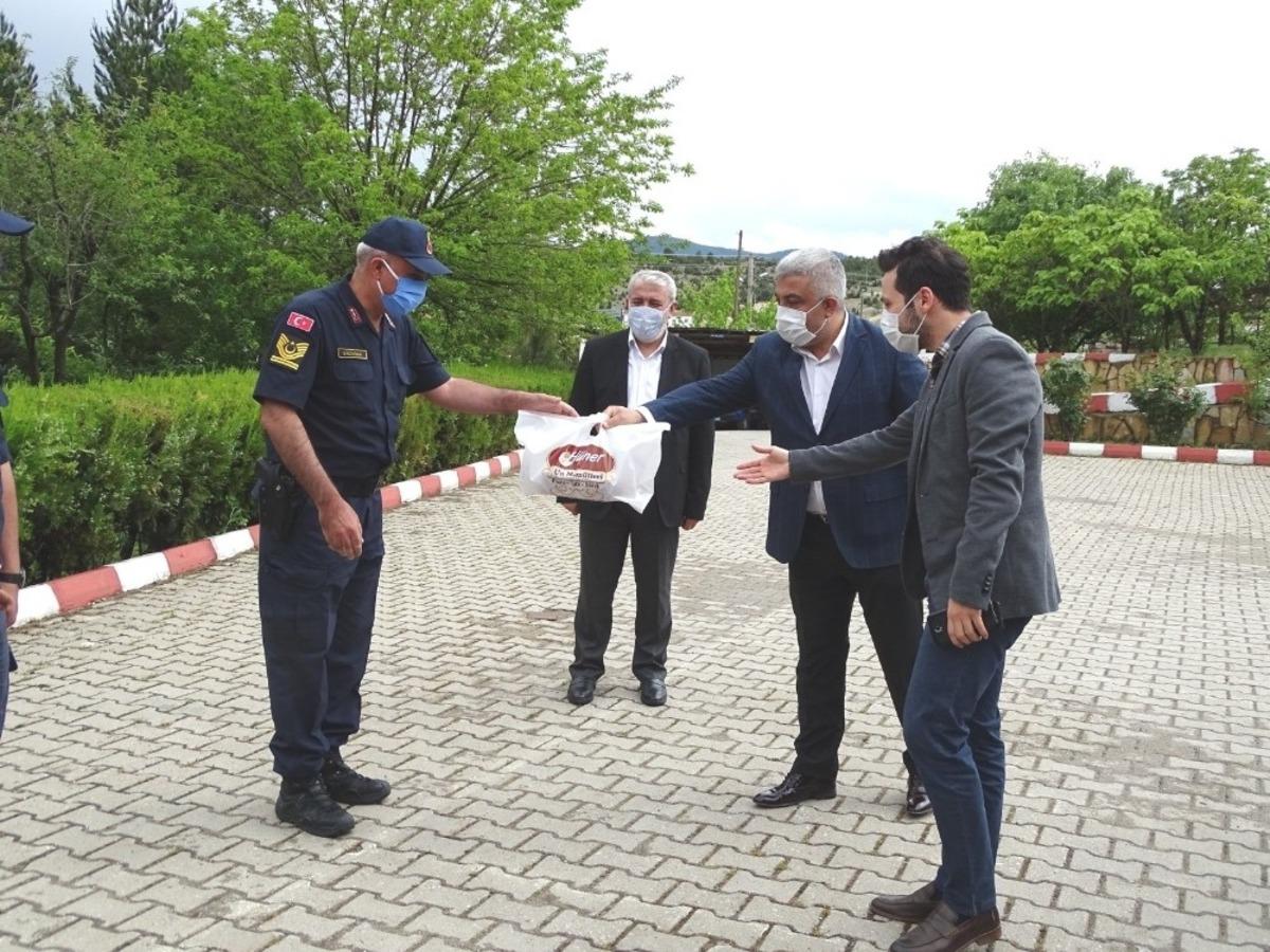 Hisarcık protokol&uuml;nden g&uuml;venlik g&uuml;&ccedil;leri ile sağlık ve itfaiye ekiplerine bayram ziyareti