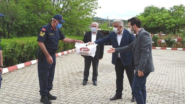 Hisarcık protokolünden güvenlik güçleri ile sağlık ve itfaiye ekiplerine bayram ziyareti