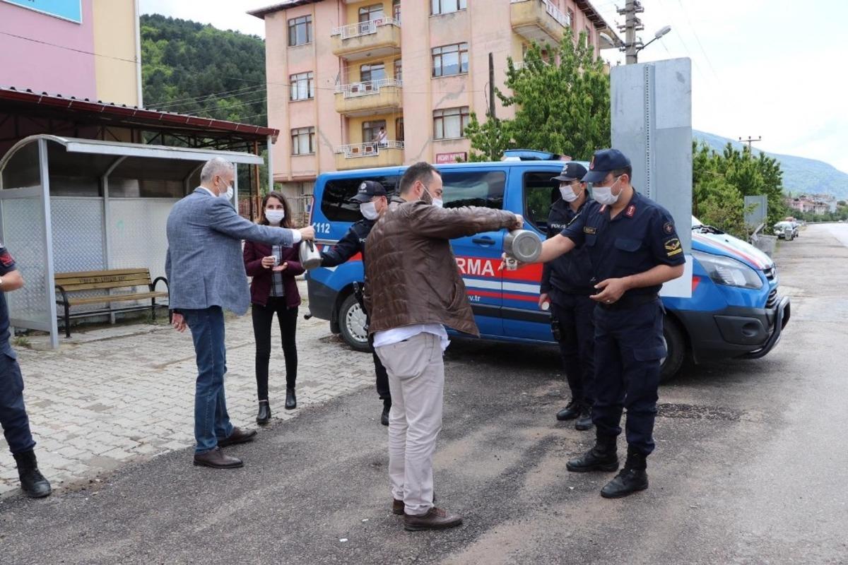 Başkan Bi&ccedil;er&rsquo;den g&uuml;venlik g&uuml;&ccedil;lerine &ccedil;ay ikramı