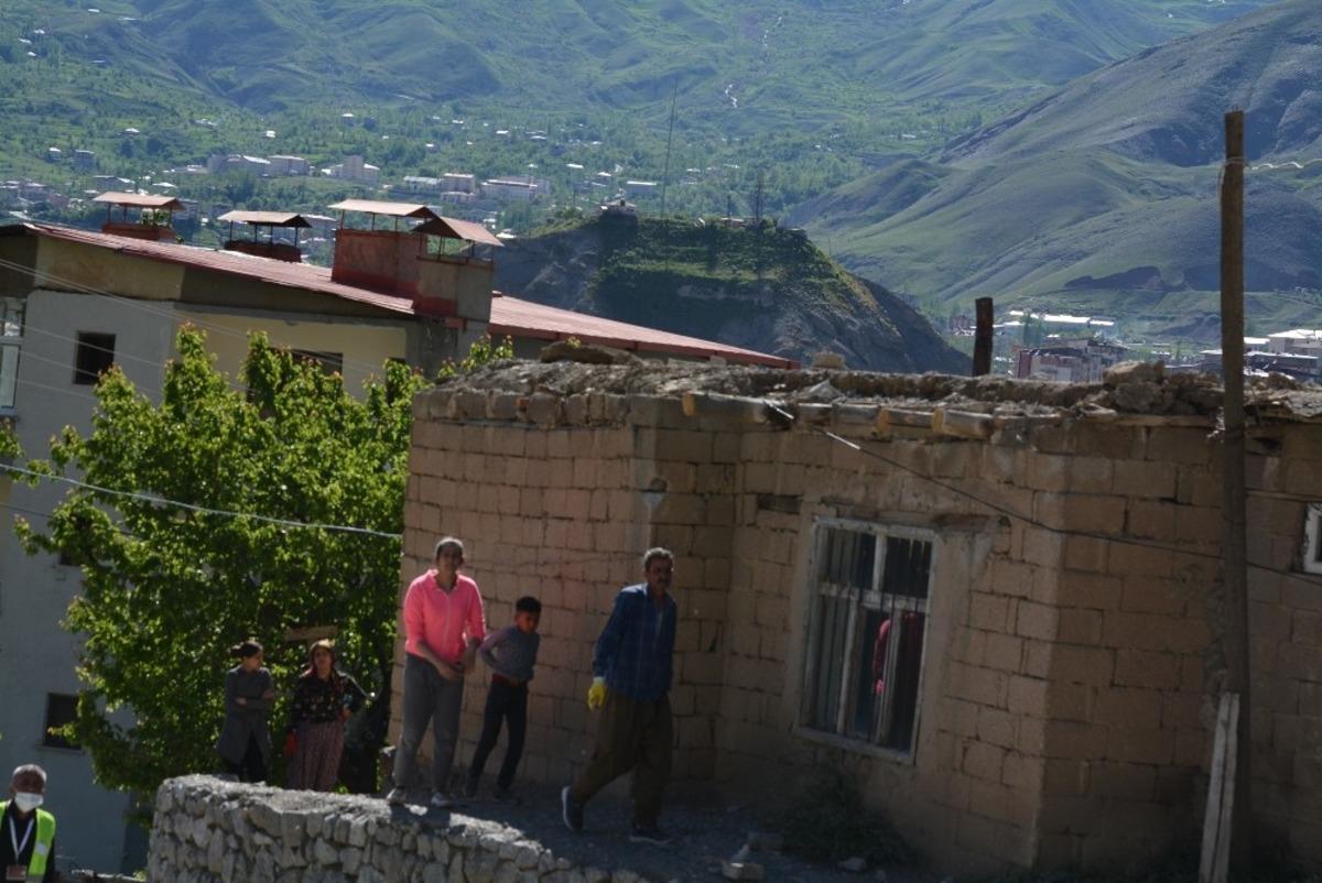 Fırtınanın u&ccedil;urduğu &ccedil;atı 2 evde hasara yol a&ccedil;tı