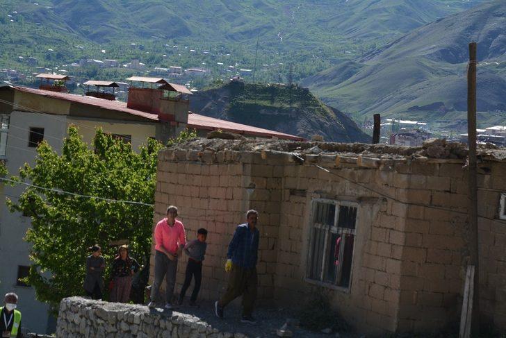 Fırtınanın uçurduğu çatı 2 evde hasara yol açtı G1