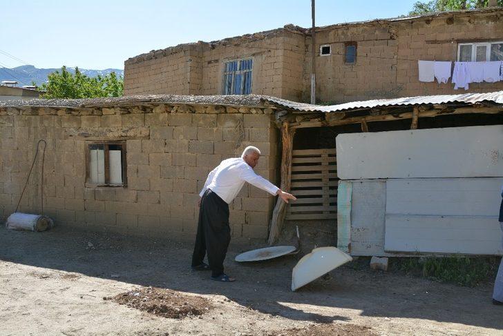 Fırtınanın uçurduğu çatı 2 evde hasara yol açtı G2