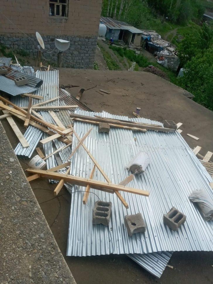 Fırtınanın uçurduğu çatı 2 evde hasara yol açtı G3