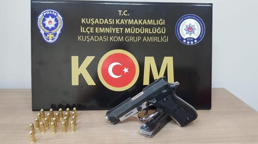 Kuşadası&rsquo;nda ş&uuml;pheli ara&ccedil;tan ruhsatsız silah ve mermi &ccedil;ıktı
