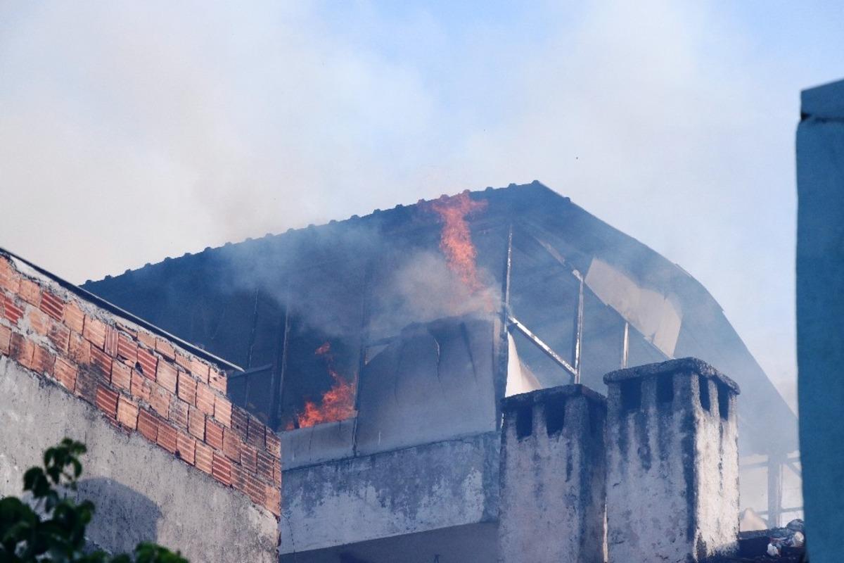 Oturduğu evi yaktı, sonra ka&ccedil;tı