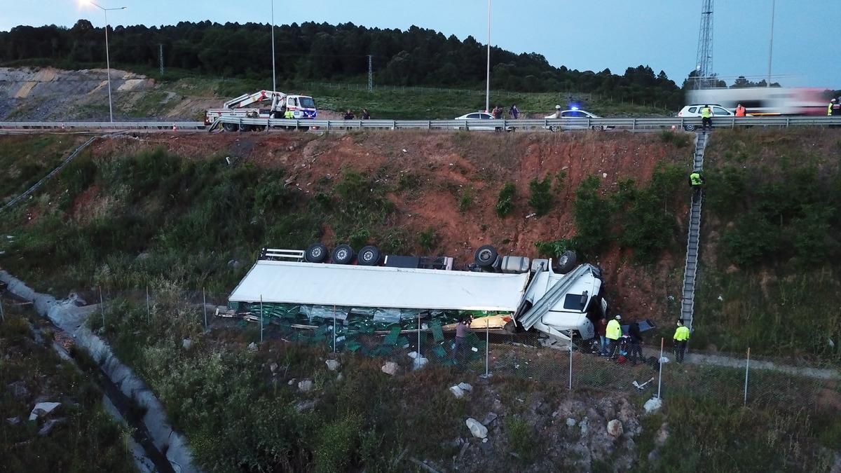 İstanbul'da feci kaza! TIR u&ccedil;uruma yuvarlandı