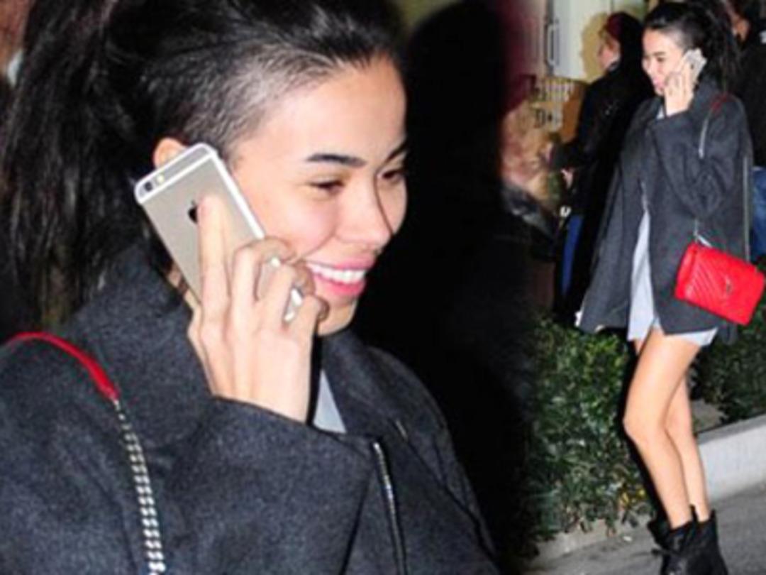 Asena Erkin, minisiyle kışa meydan okudu