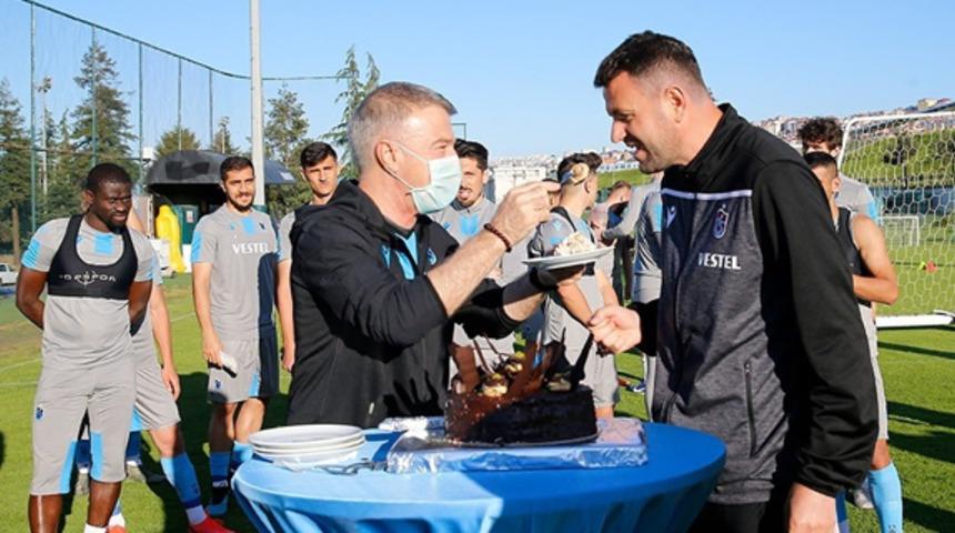 H&uuml;seyin &Ccedil;imşir&rsquo;e s&uuml;rpriz doğum g&uuml;n&uuml;