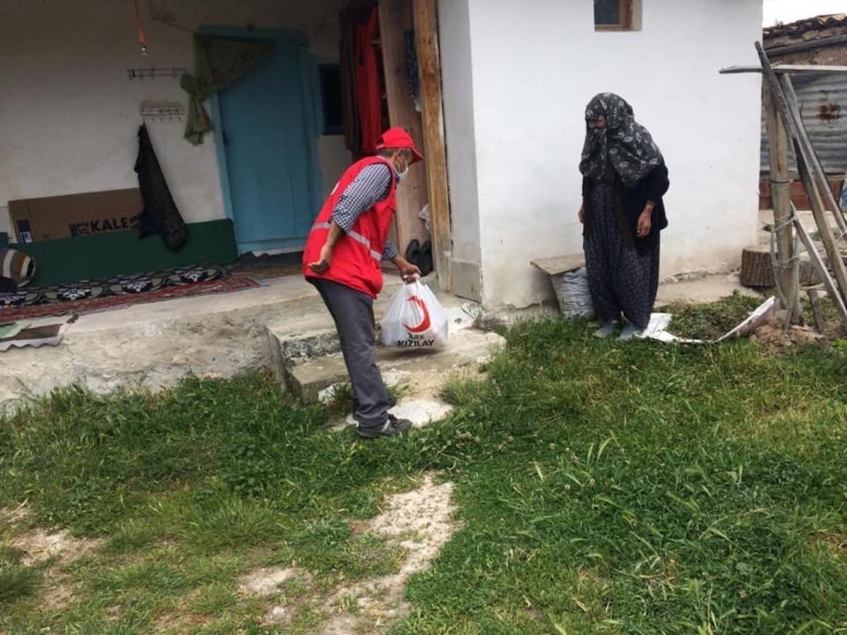 Mesut &Ouml;zil&rsquo;in Aslanapa&rsquo;ya g&ouml;nderdiği yardımlar bayramın son g&uuml;n&uuml; dağıtıldı