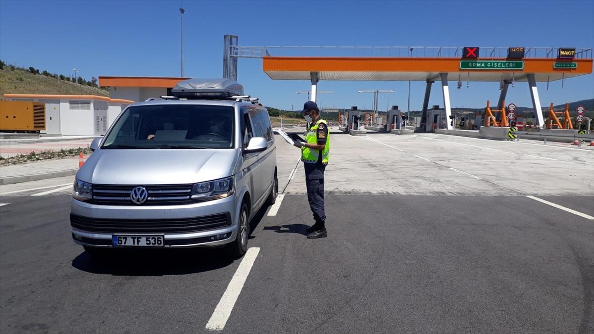 Manisa'da sokağa &ccedil;ıkma kısıtlamasını ihlal eden 1354 kişiye ceza