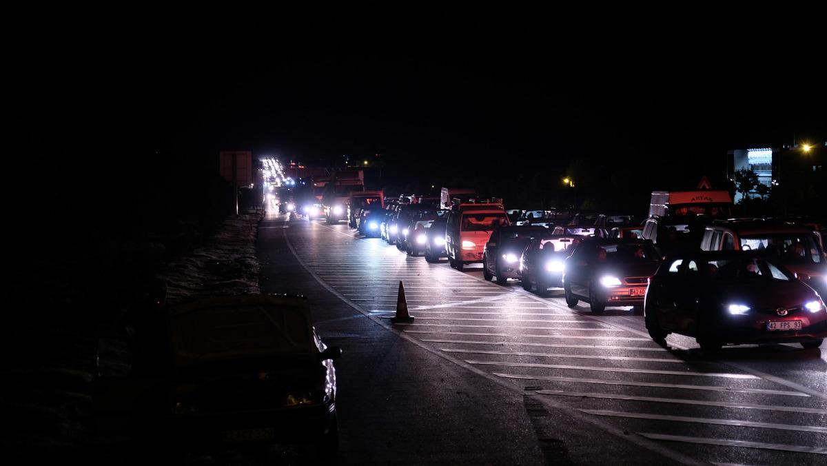G&ouml;r&uuml;nt&uuml; Konya'dan! Kısıtlama bitti kilometrelerce kuyruk oluştu