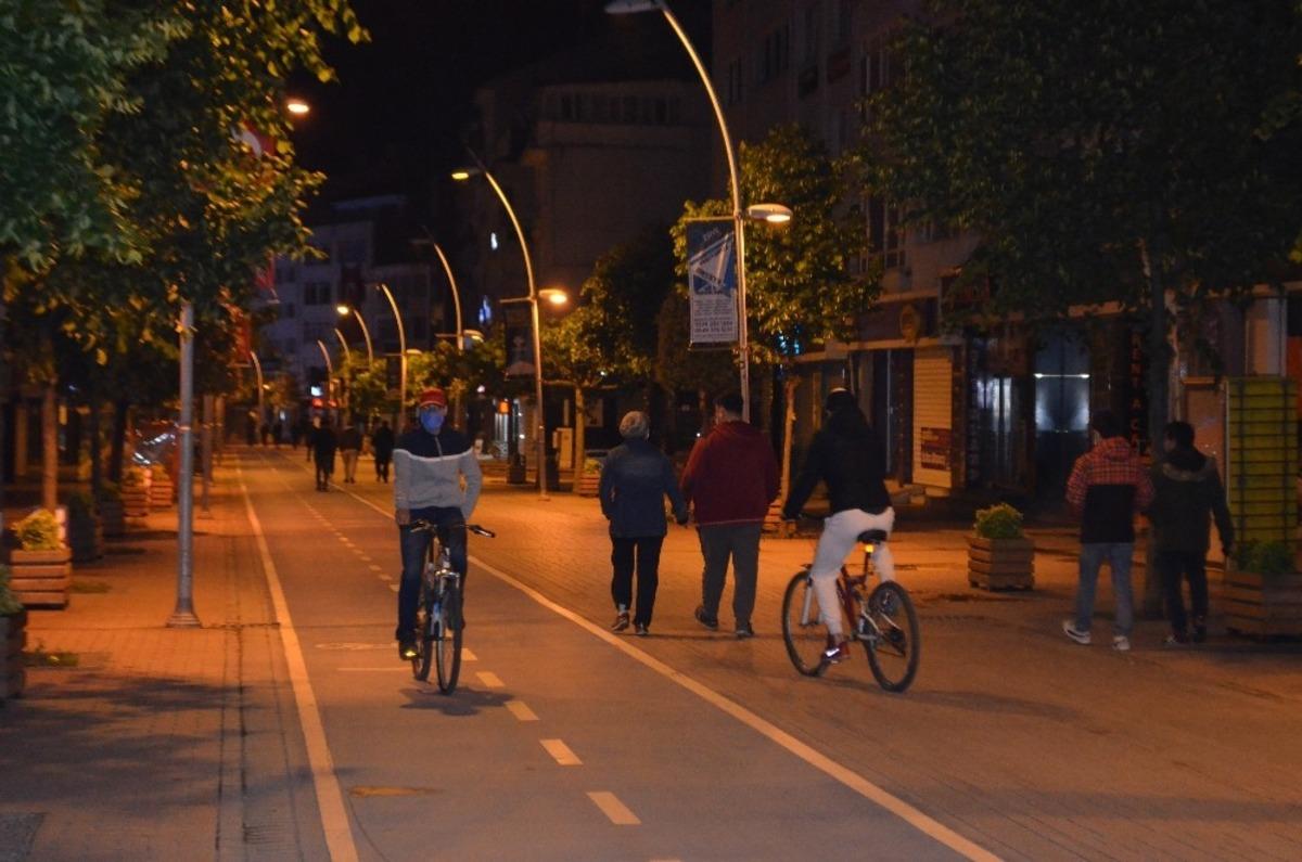 İlk kez kısıtlama uygulanan Bolu&rsquo;da, yasaklar sona erince vatandaş caddelere akın etti