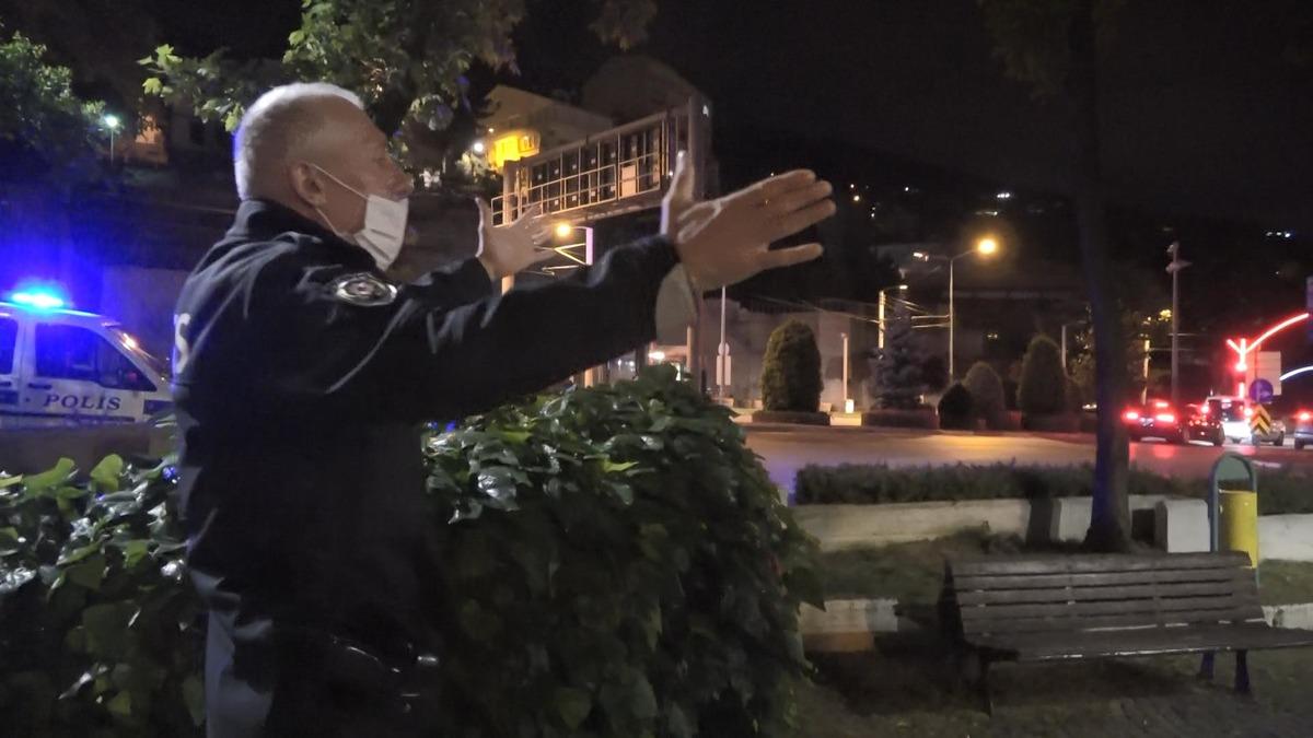 Polis, bankta oturup kahve i&ccedil;en vatandaşları g&ouml;r&uuml;nce şaşkınlığa uğradı